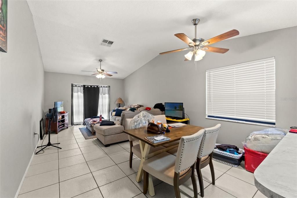 На продажу: $170,000 (2 спален, 2 ванн, 927 Квадратных фут)