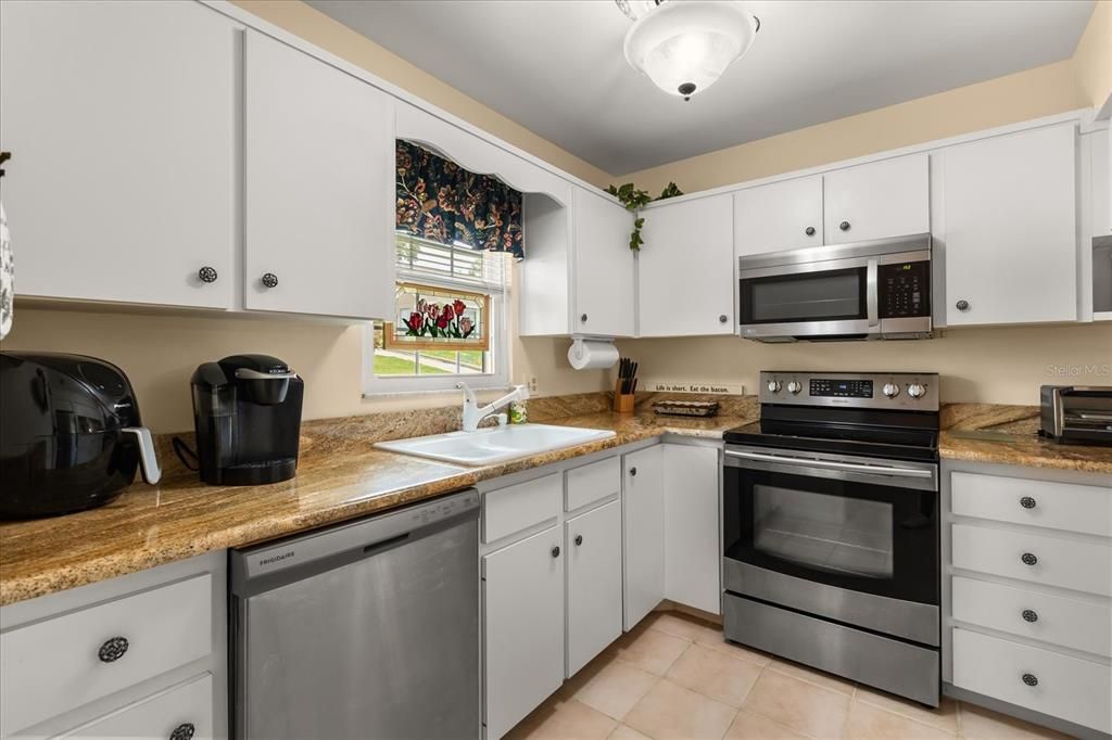 На продажу: $225,500 (2 спален, 2 ванн, 975 Квадратных фут)