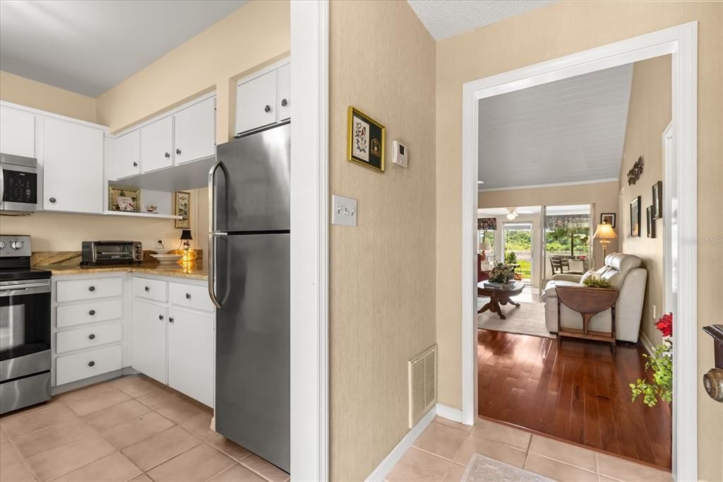 На продажу: $225,500 (2 спален, 2 ванн, 975 Квадратных фут)