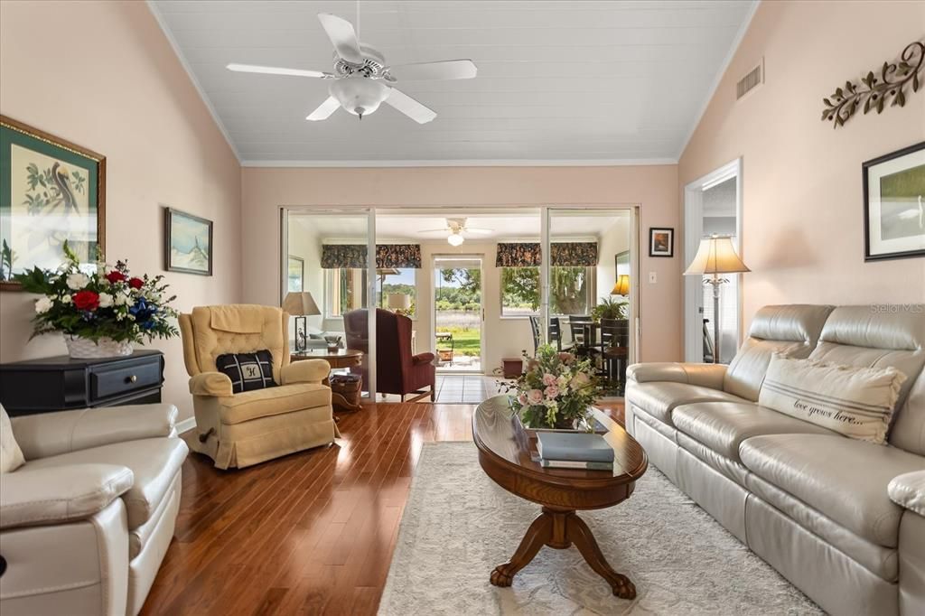 На продажу: $225,500 (2 спален, 2 ванн, 975 Квадратных фут)