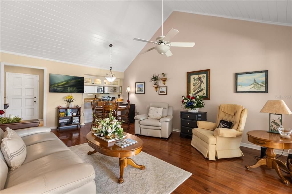 На продажу: $225,500 (2 спален, 2 ванн, 975 Квадратных фут)