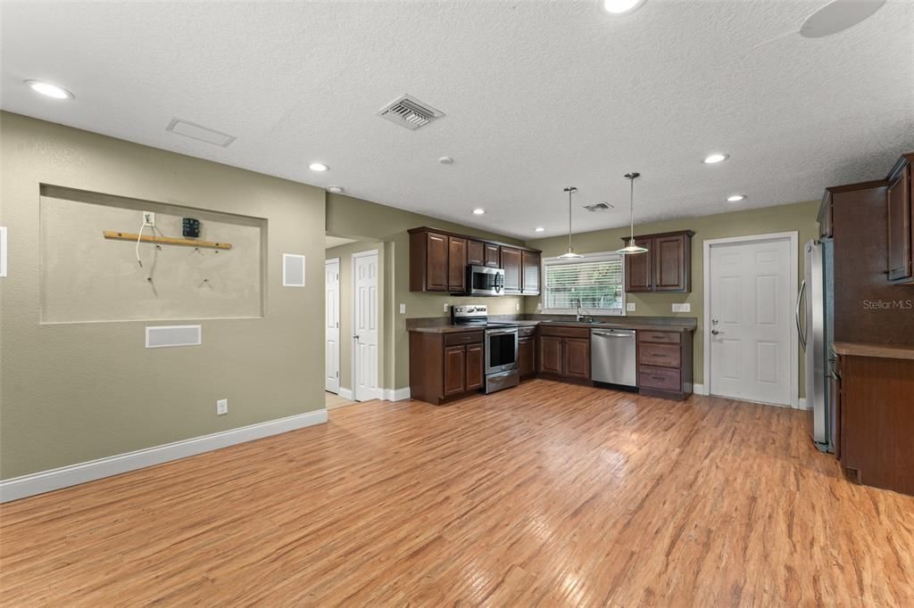 合同活跃: $299,000 (2 贝兹, 2 浴室, 1137 平方英尺)