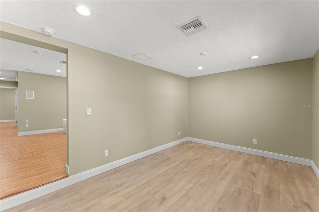 合同活跃: $299,000 (2 贝兹, 2 浴室, 1137 平方英尺)