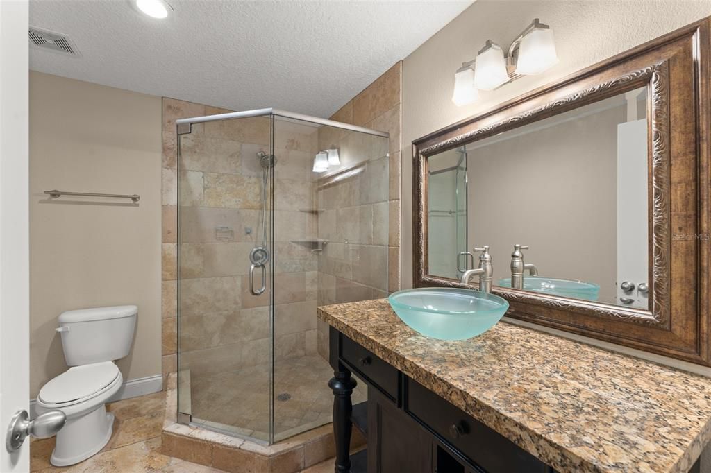 合同活跃: $299,000 (2 贝兹, 2 浴室, 1137 平方英尺)