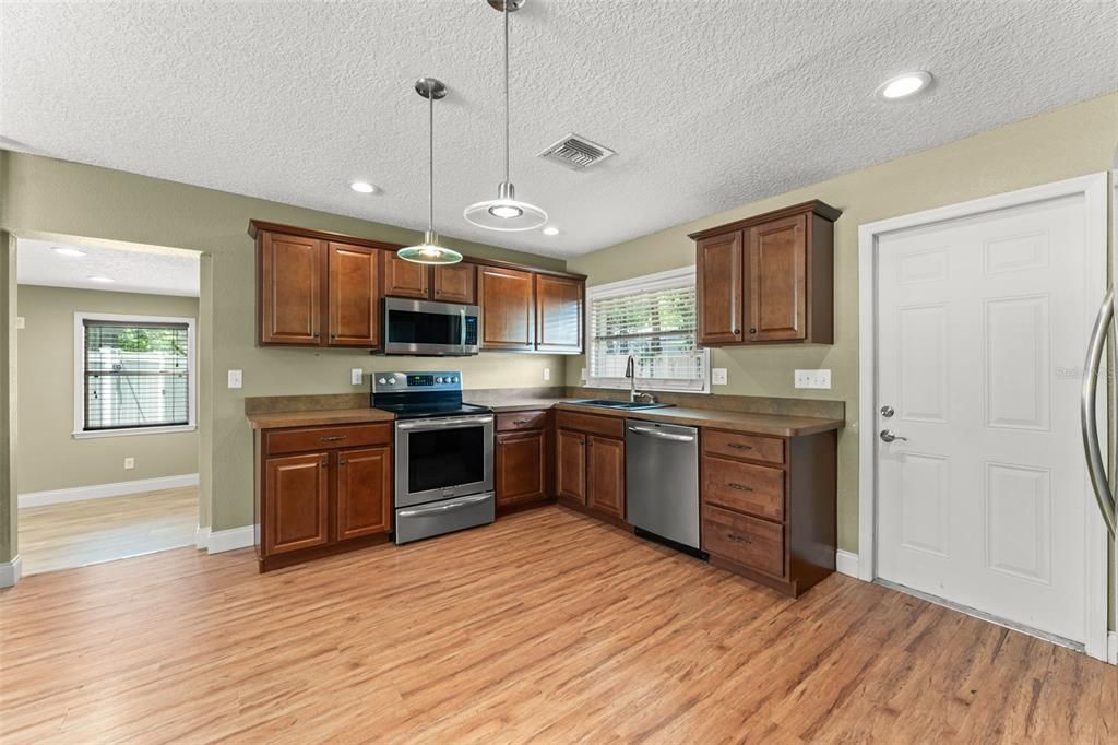 合同活跃: $299,000 (2 贝兹, 2 浴室, 1137 平方英尺)