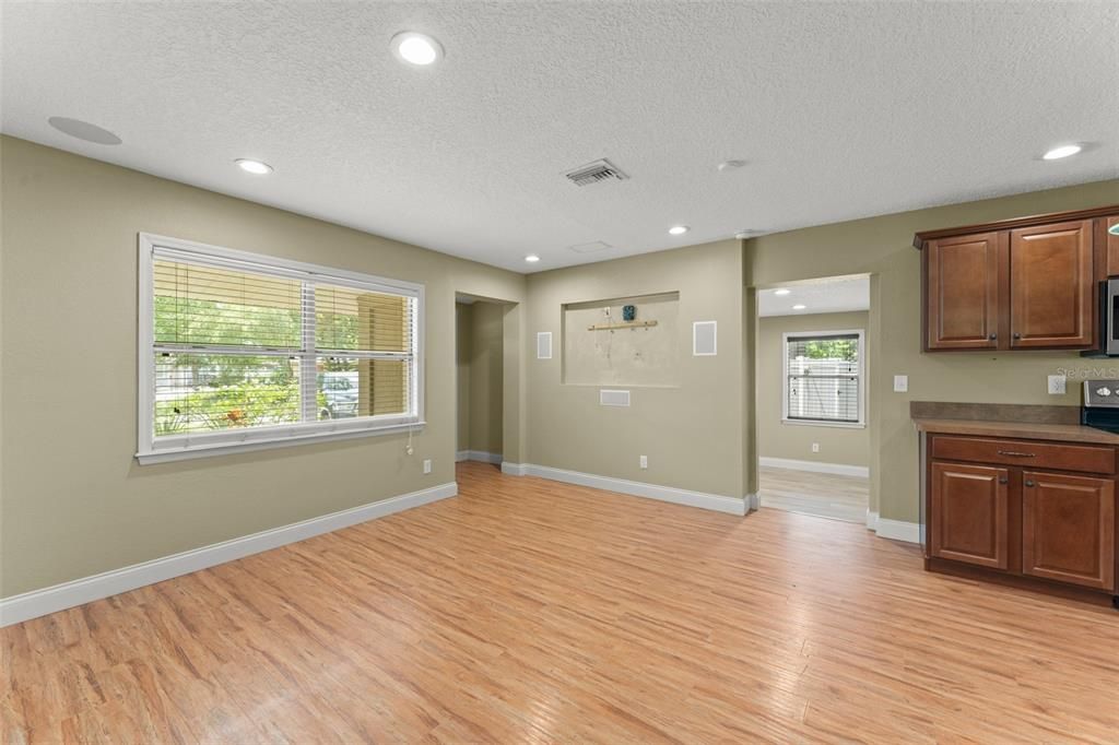 合同活跃: $299,000 (2 贝兹, 2 浴室, 1137 平方英尺)