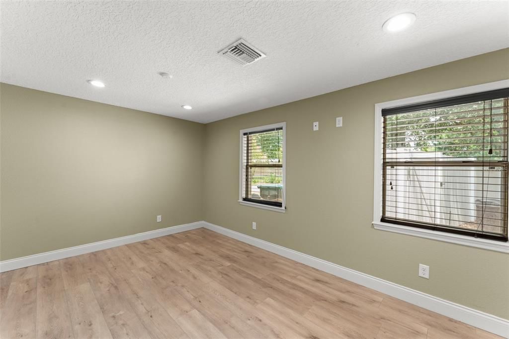 合同活跃: $299,000 (2 贝兹, 2 浴室, 1137 平方英尺)