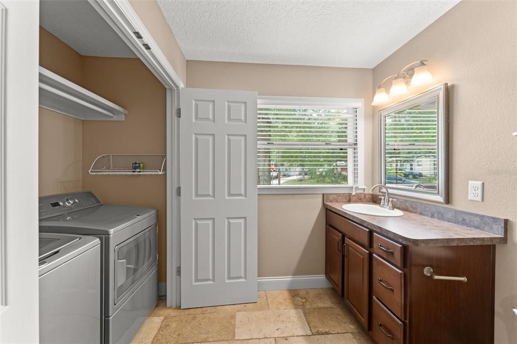 合同活跃: $299,000 (2 贝兹, 2 浴室, 1137 平方英尺)