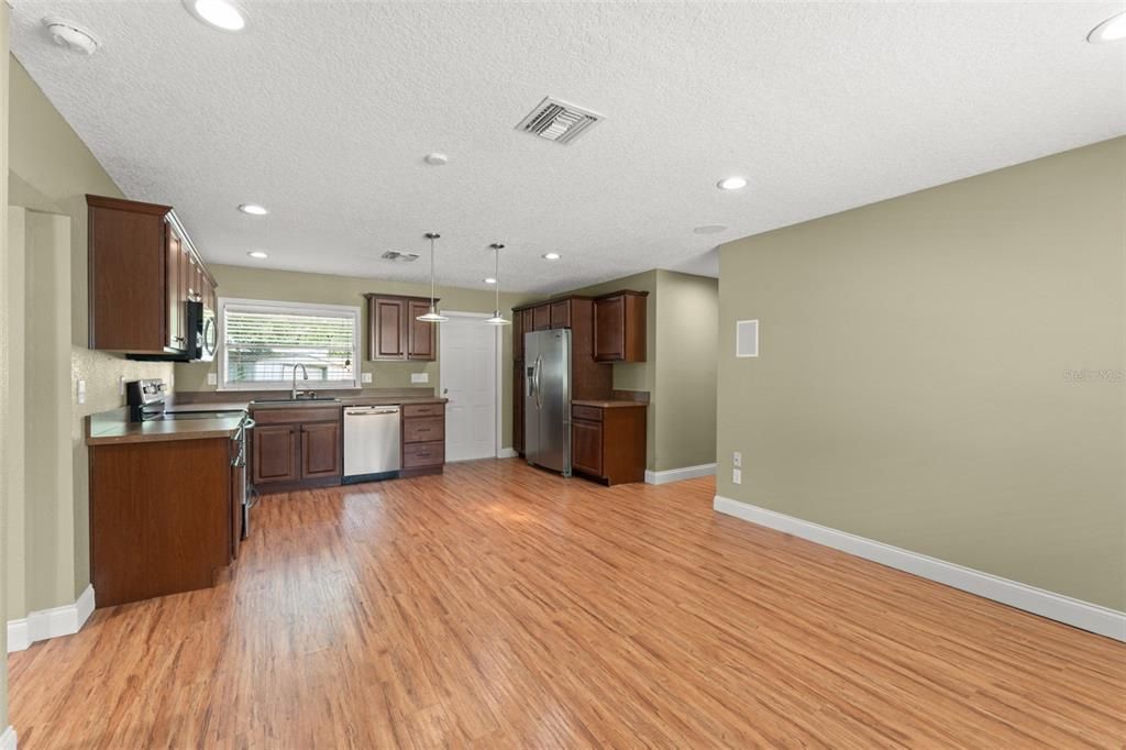 合同活跃: $299,000 (2 贝兹, 2 浴室, 1137 平方英尺)