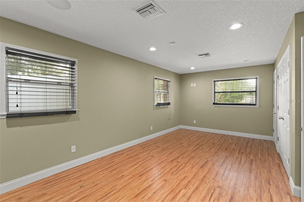 合同活跃: $299,000 (2 贝兹, 2 浴室, 1137 平方英尺)