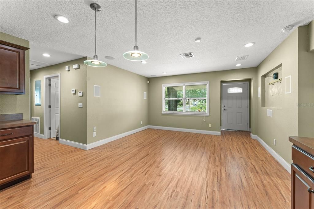 合同活跃: $299,000 (2 贝兹, 2 浴室, 1137 平方英尺)