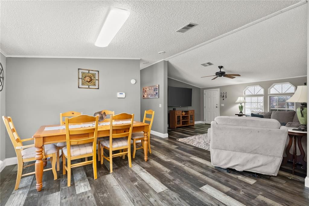 Activo con contrato: $324,900 (3 camas, 2 baños, 1296 Pies cuadrados)