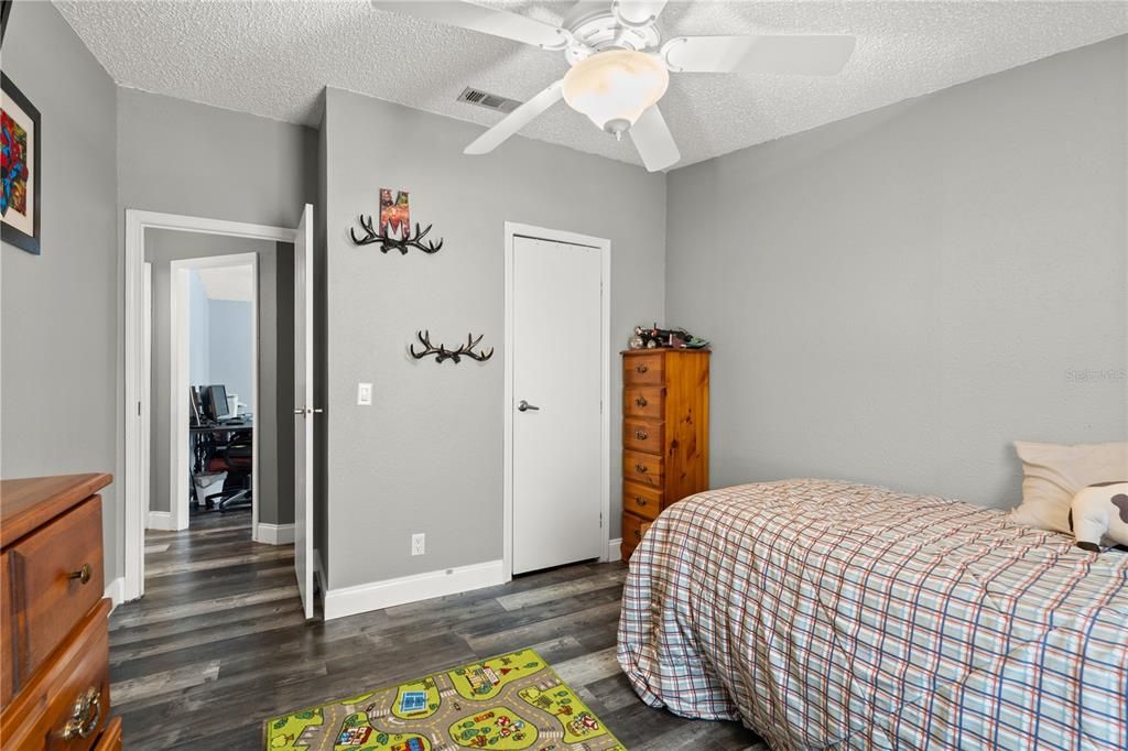 Activo con contrato: $324,900 (3 camas, 2 baños, 1296 Pies cuadrados)