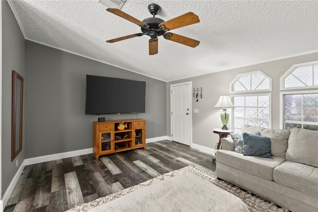 Activo con contrato: $324,900 (3 camas, 2 baños, 1296 Pies cuadrados)