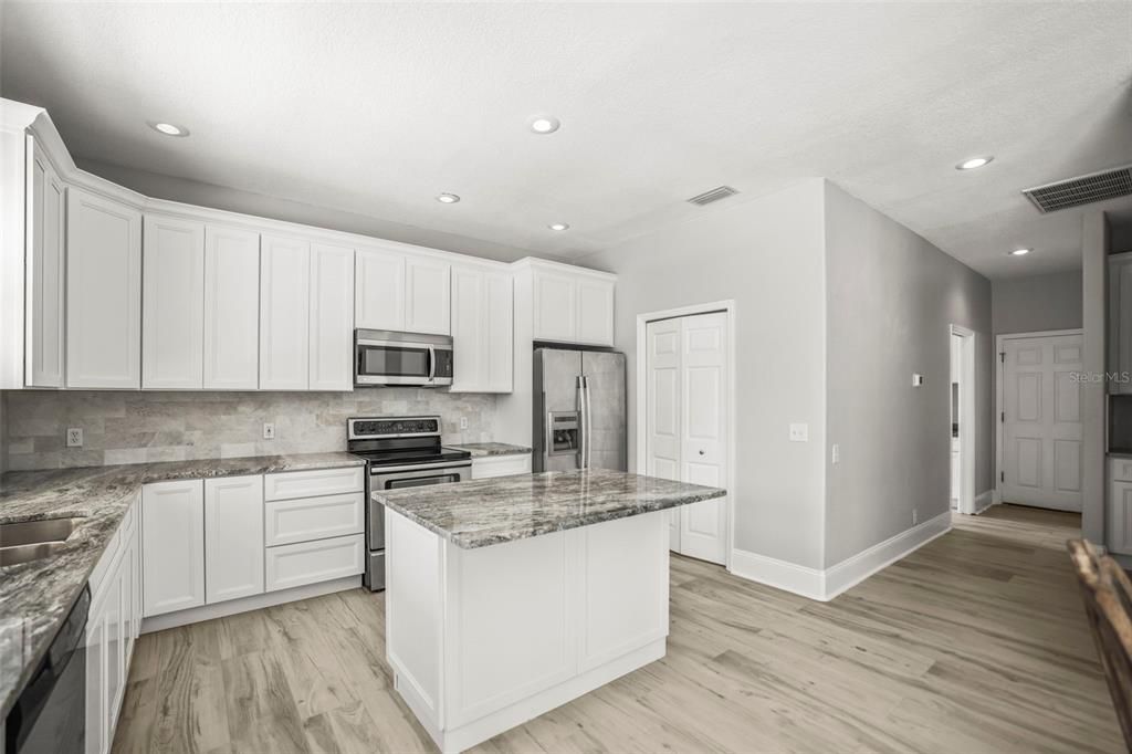 合同活跃: $999,900 (6 贝兹, 3 浴室, 3962 平方英尺)