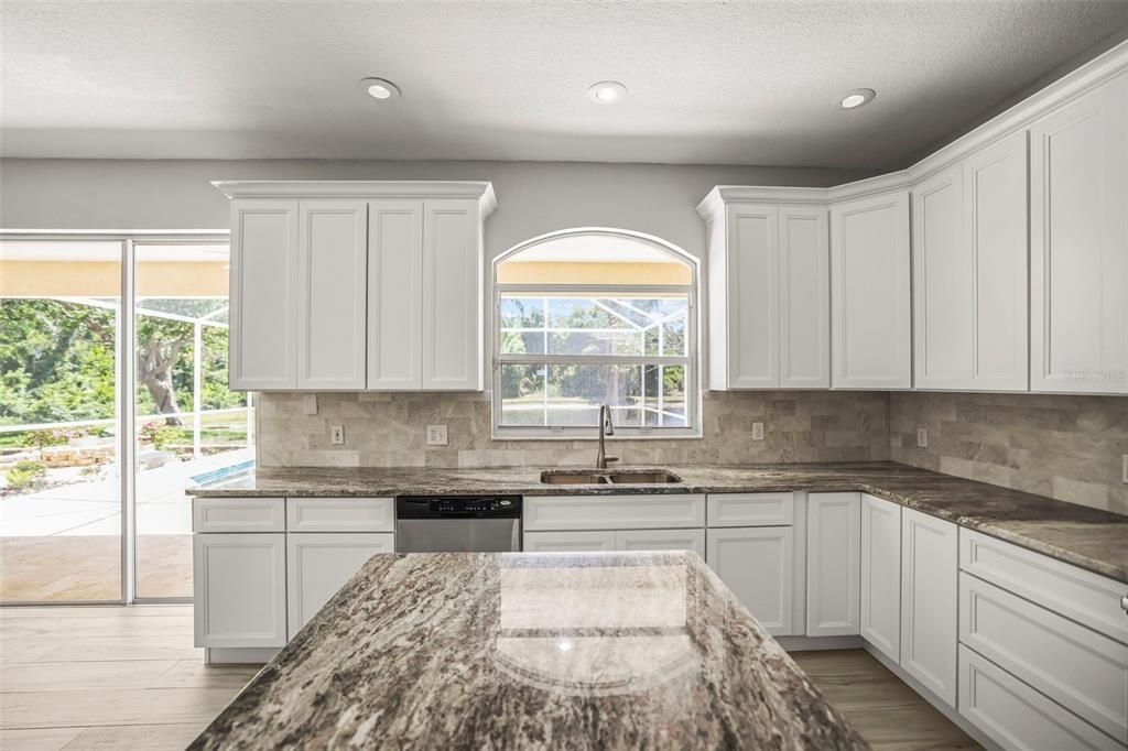 合同活跃: $999,900 (6 贝兹, 3 浴室, 3962 平方英尺)