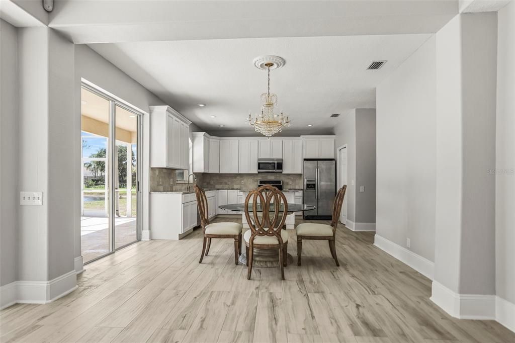 合同活跃: $999,900 (6 贝兹, 3 浴室, 3962 平方英尺)