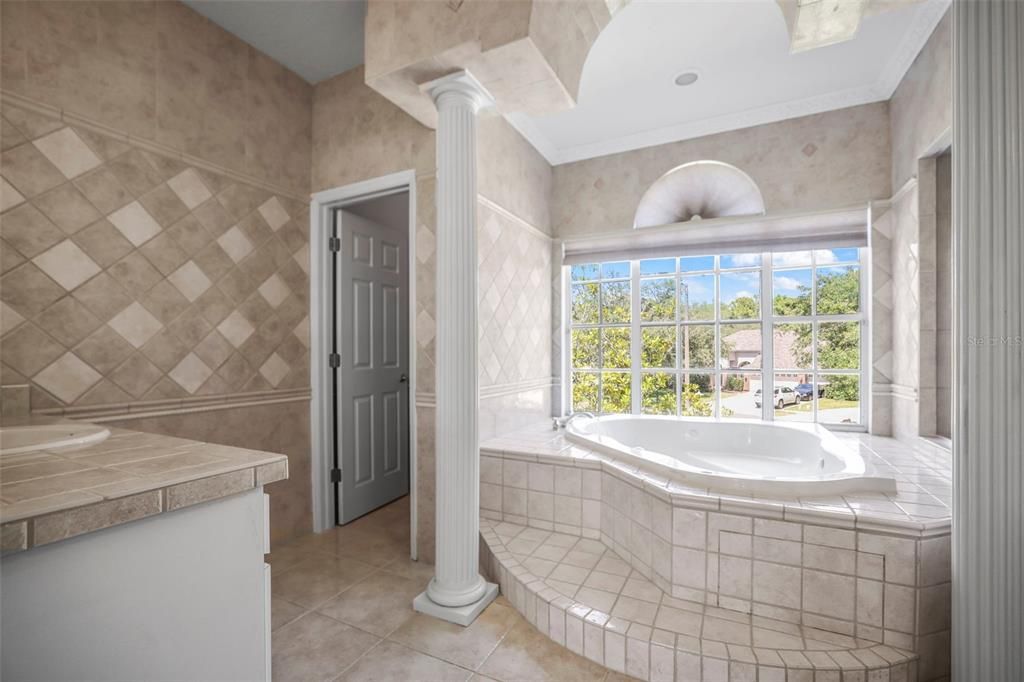 合同活跃: $999,900 (6 贝兹, 3 浴室, 3962 平方英尺)