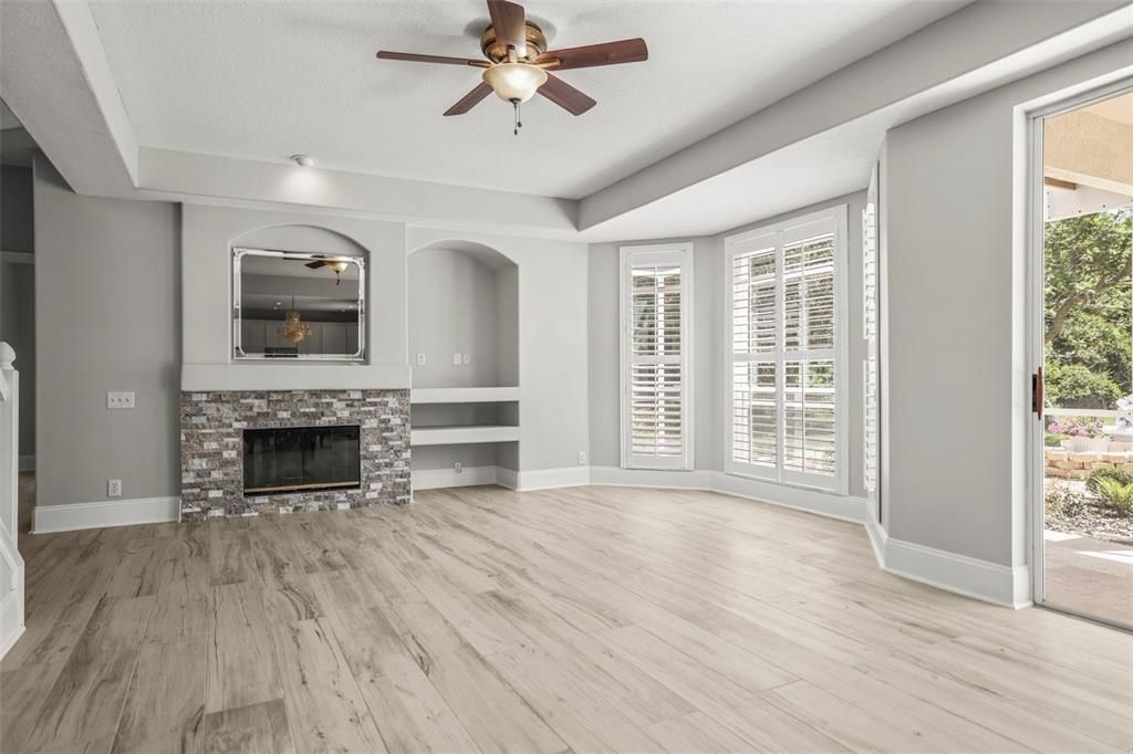 合同活跃: $999,900 (6 贝兹, 3 浴室, 3962 平方英尺)