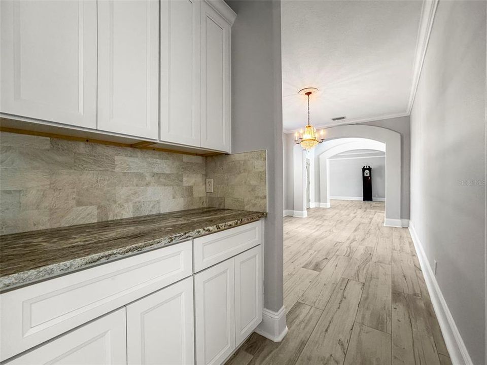 合同活跃: $999,900 (6 贝兹, 3 浴室, 3962 平方英尺)