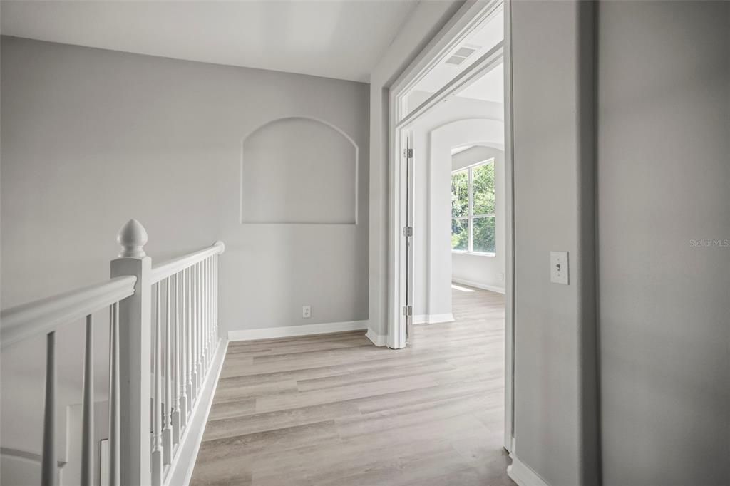 合同活跃: $999,900 (6 贝兹, 3 浴室, 3962 平方英尺)