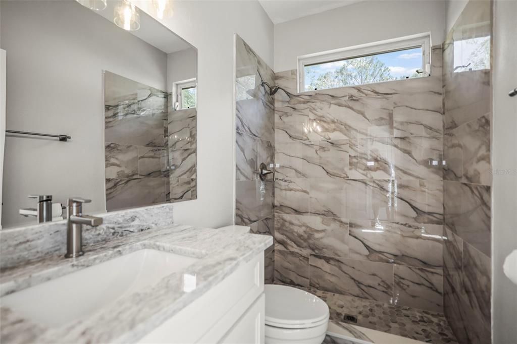 合同活跃: $999,900 (6 贝兹, 3 浴室, 3962 平方英尺)