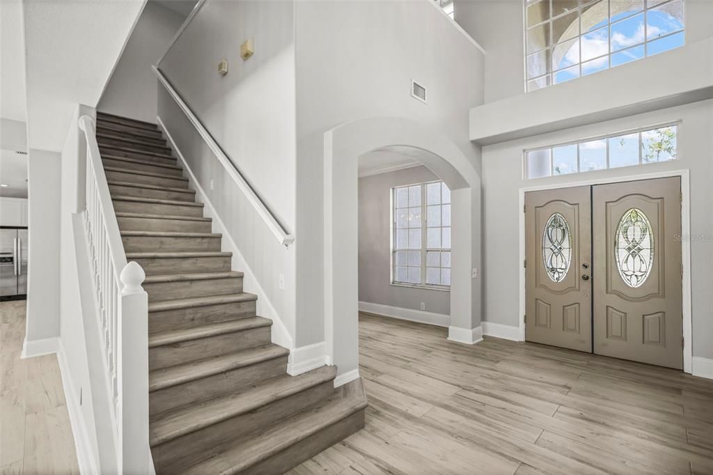 合同活跃: $999,900 (6 贝兹, 3 浴室, 3962 平方英尺)