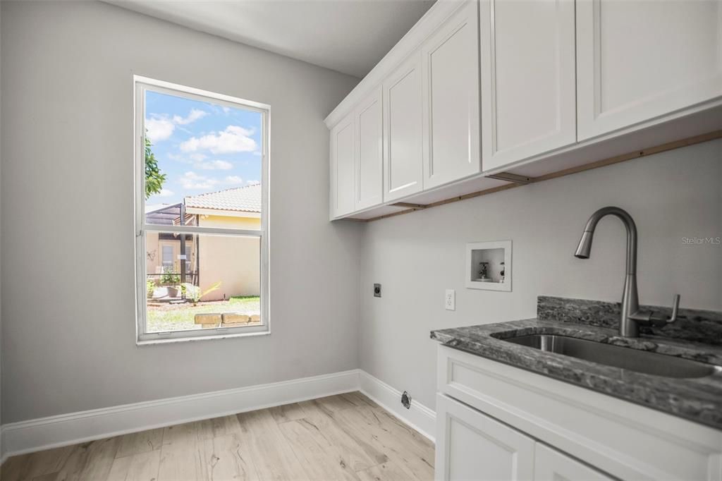 合同活跃: $999,900 (6 贝兹, 3 浴室, 3962 平方英尺)