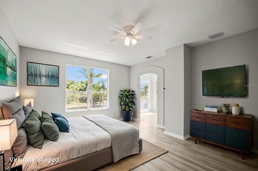 合同活跃: $999,900 (6 贝兹, 3 浴室, 3962 平方英尺)