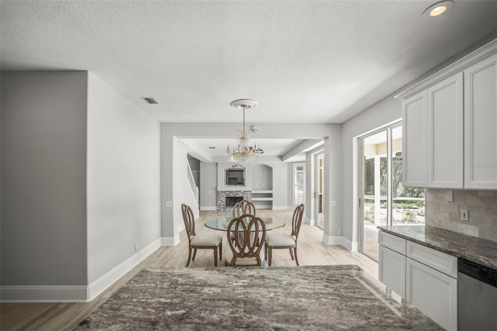 合同活跃: $999,900 (6 贝兹, 3 浴室, 3962 平方英尺)