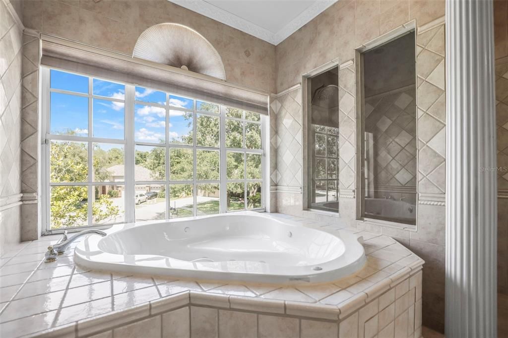 合同活跃: $999,900 (6 贝兹, 3 浴室, 3962 平方英尺)