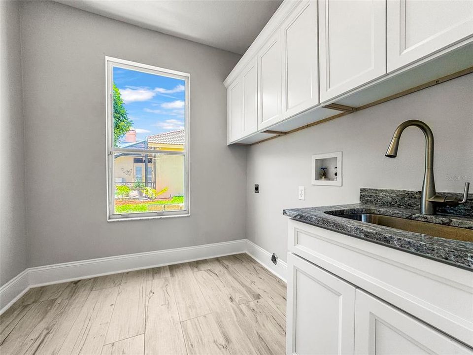 合同活跃: $999,900 (6 贝兹, 3 浴室, 3962 平方英尺)