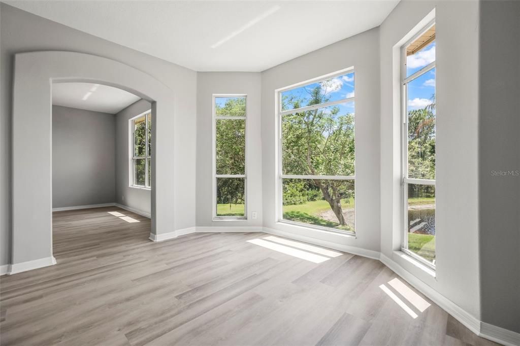 合同活跃: $999,900 (6 贝兹, 3 浴室, 3962 平方英尺)