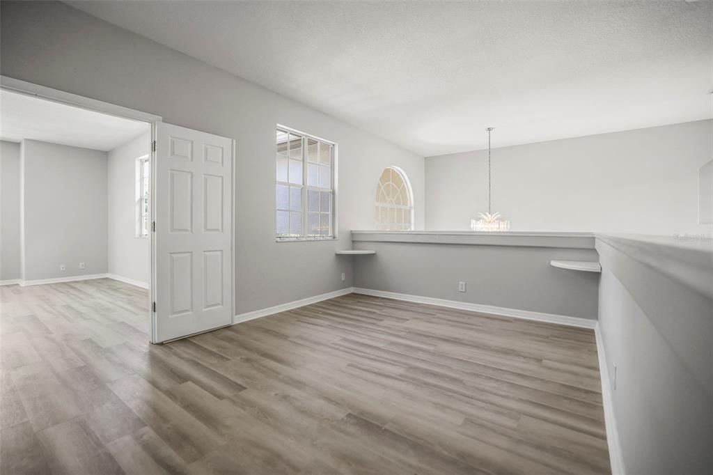 合同活跃: $999,900 (6 贝兹, 3 浴室, 3962 平方英尺)