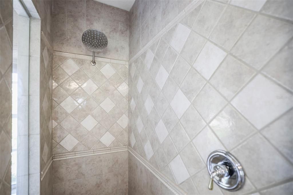 合同活跃: $999,900 (6 贝兹, 3 浴室, 3962 平方英尺)