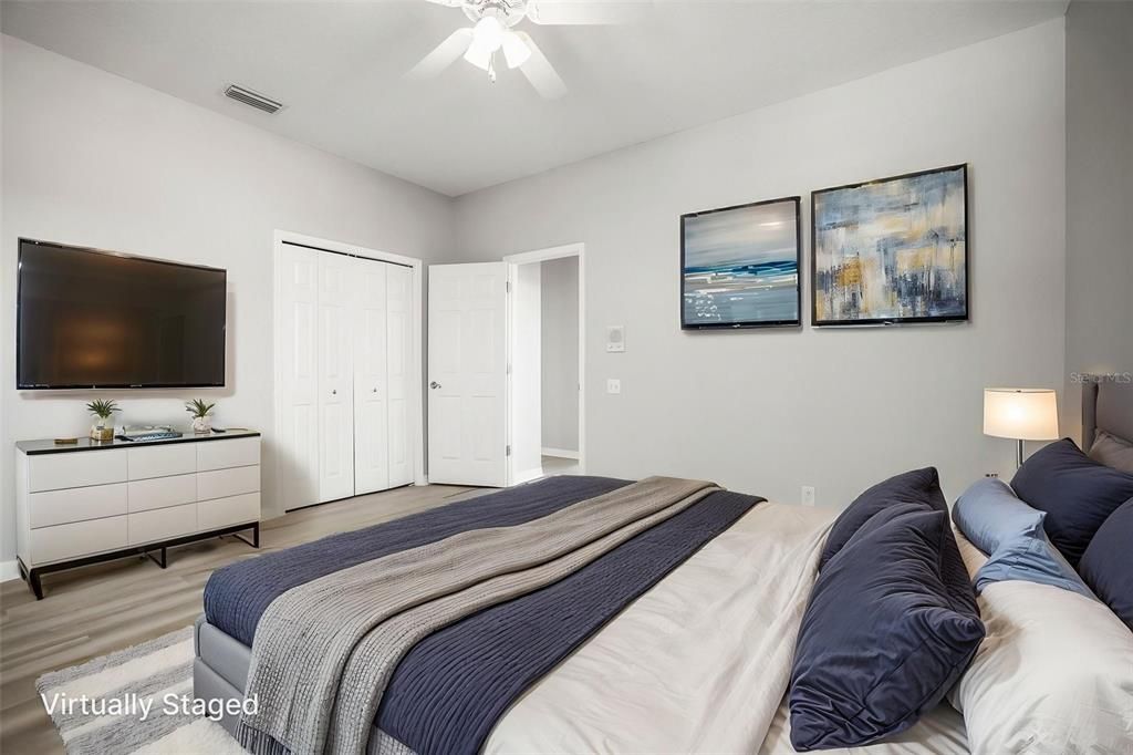 合同活跃: $999,900 (6 贝兹, 3 浴室, 3962 平方英尺)