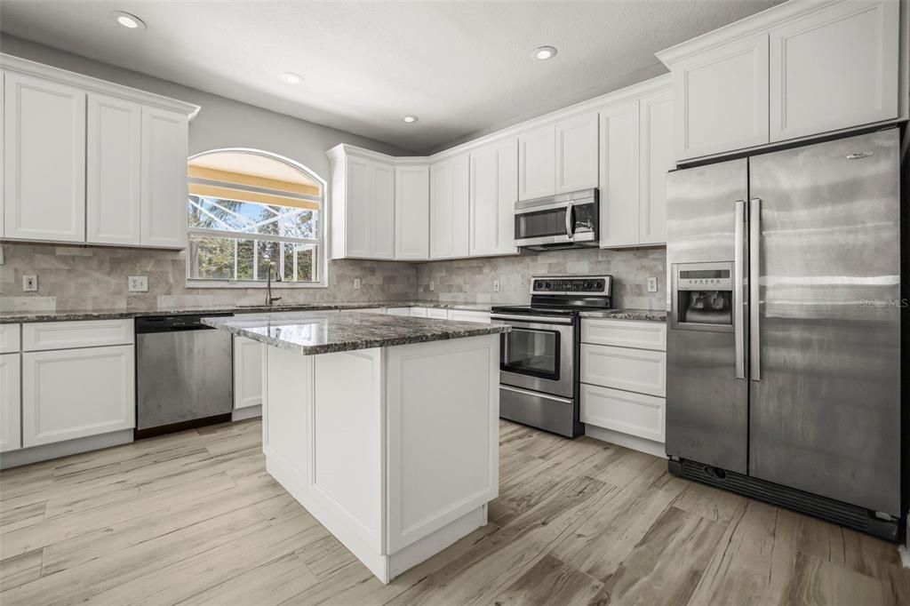 合同活跃: $999,900 (6 贝兹, 3 浴室, 3962 平方英尺)