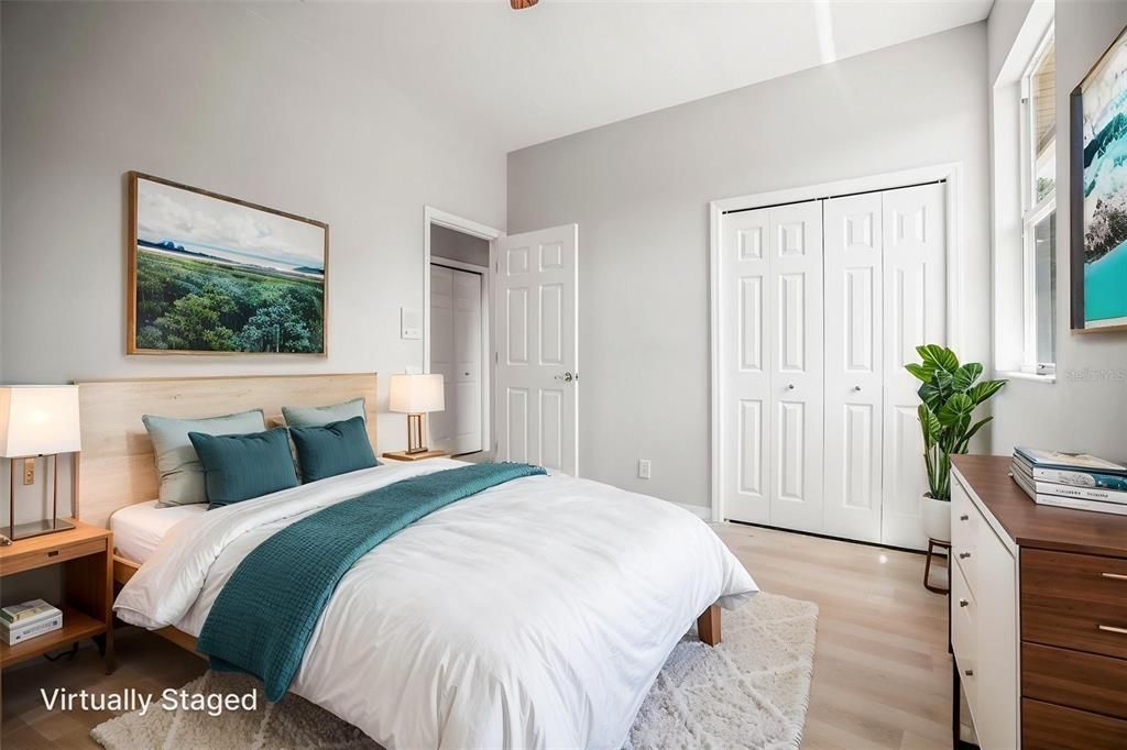 合同活跃: $999,900 (6 贝兹, 3 浴室, 3962 平方英尺)