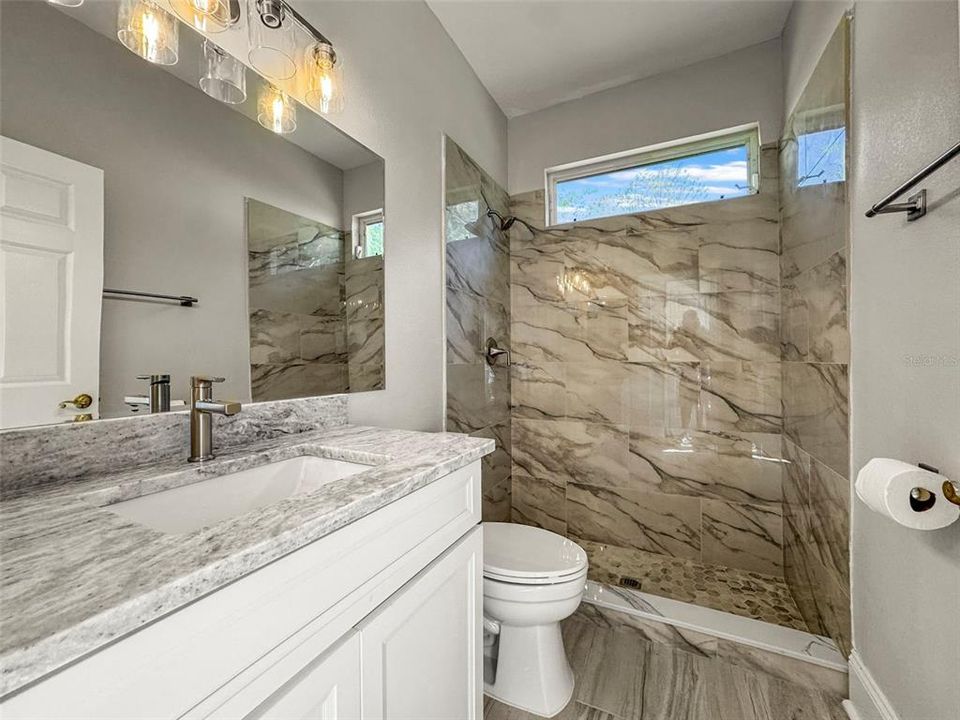 合同活跃: $999,900 (6 贝兹, 3 浴室, 3962 平方英尺)