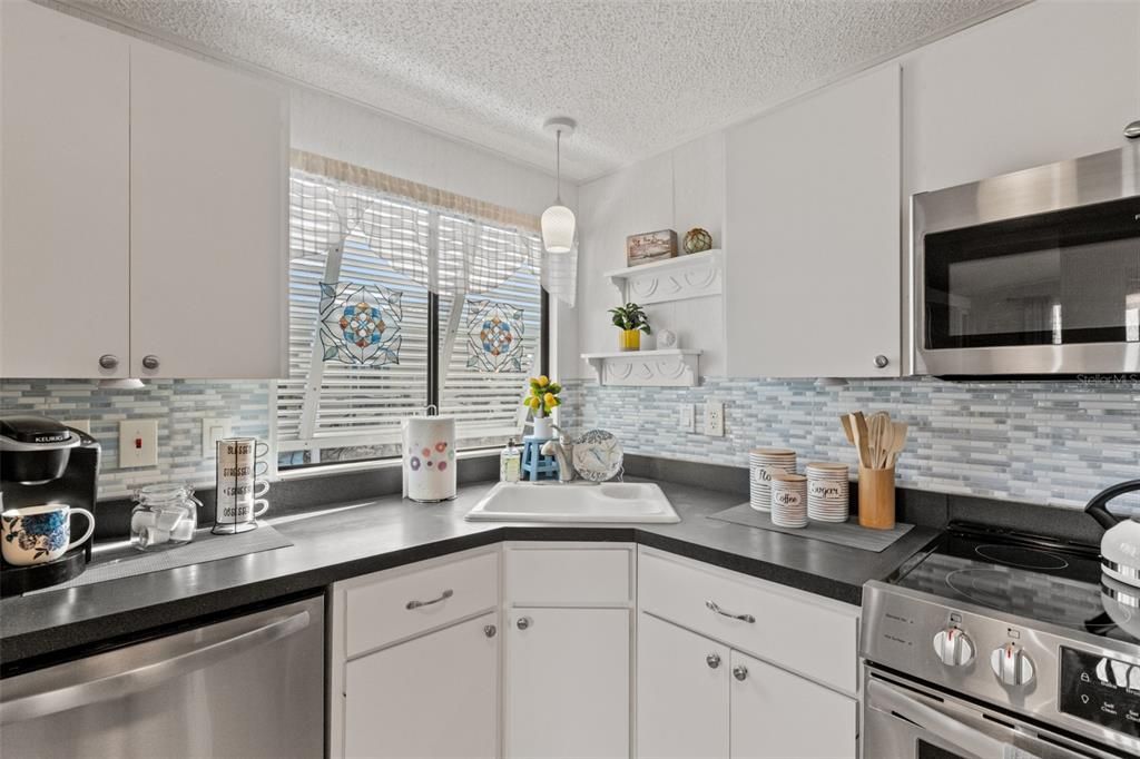 合同活跃: $229,900 (2 贝兹, 2 浴室, 1274 平方英尺)