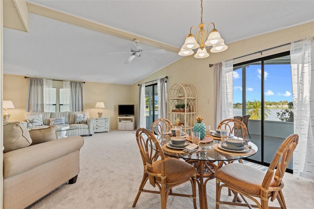 合同活跃: $229,900 (2 贝兹, 2 浴室, 1274 平方英尺)