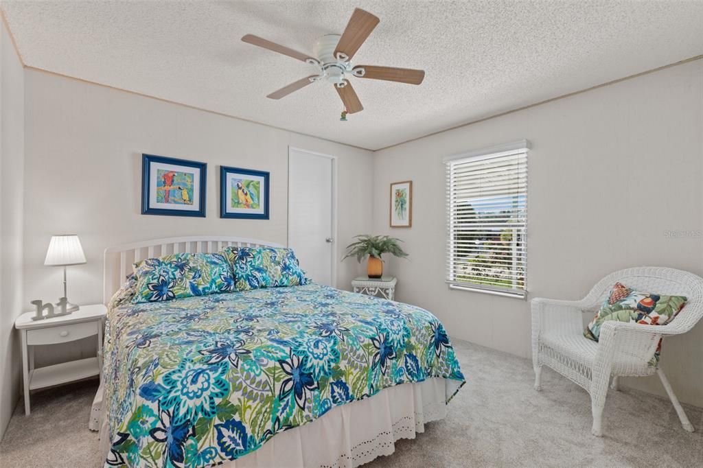 合同活跃: $229,900 (2 贝兹, 2 浴室, 1274 平方英尺)