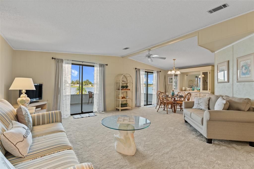 合同活跃: $229,900 (2 贝兹, 2 浴室, 1274 平方英尺)