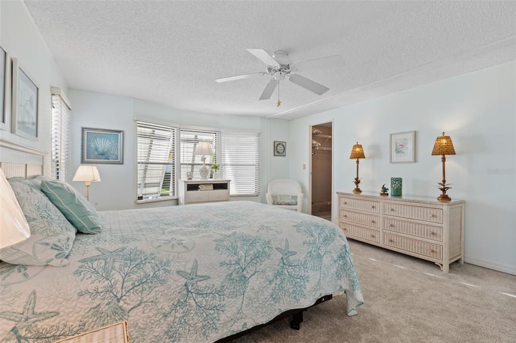 合同活跃: $229,900 (2 贝兹, 2 浴室, 1274 平方英尺)