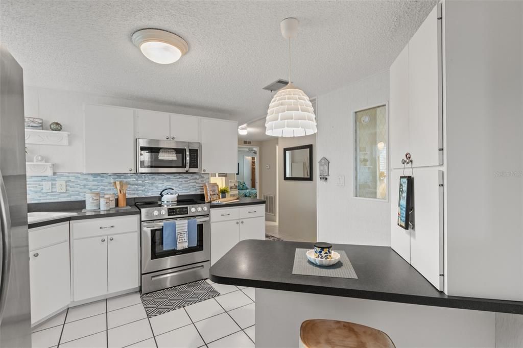 合同活跃: $229,900 (2 贝兹, 2 浴室, 1274 平方英尺)