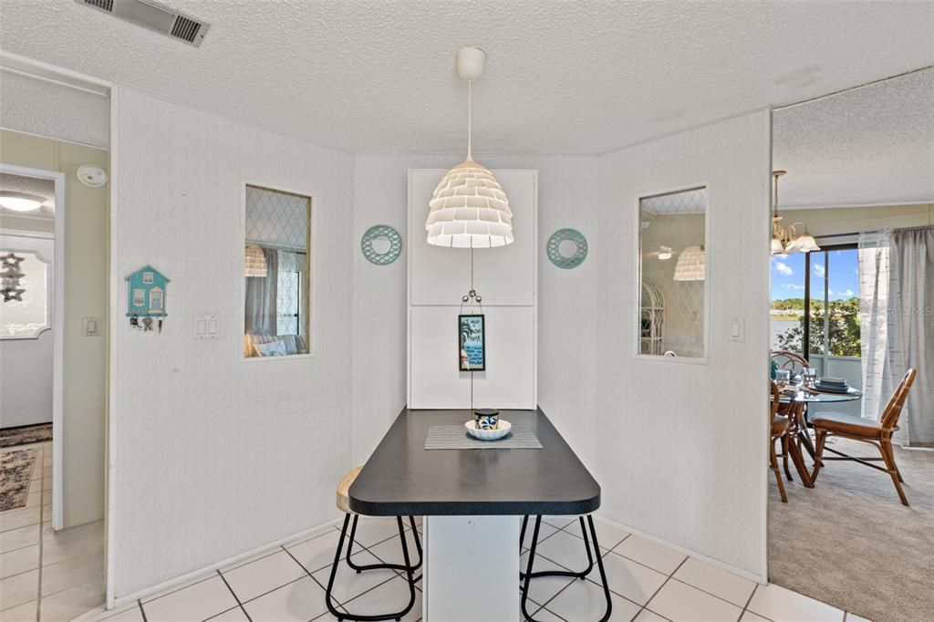 合同活跃: $229,900 (2 贝兹, 2 浴室, 1274 平方英尺)