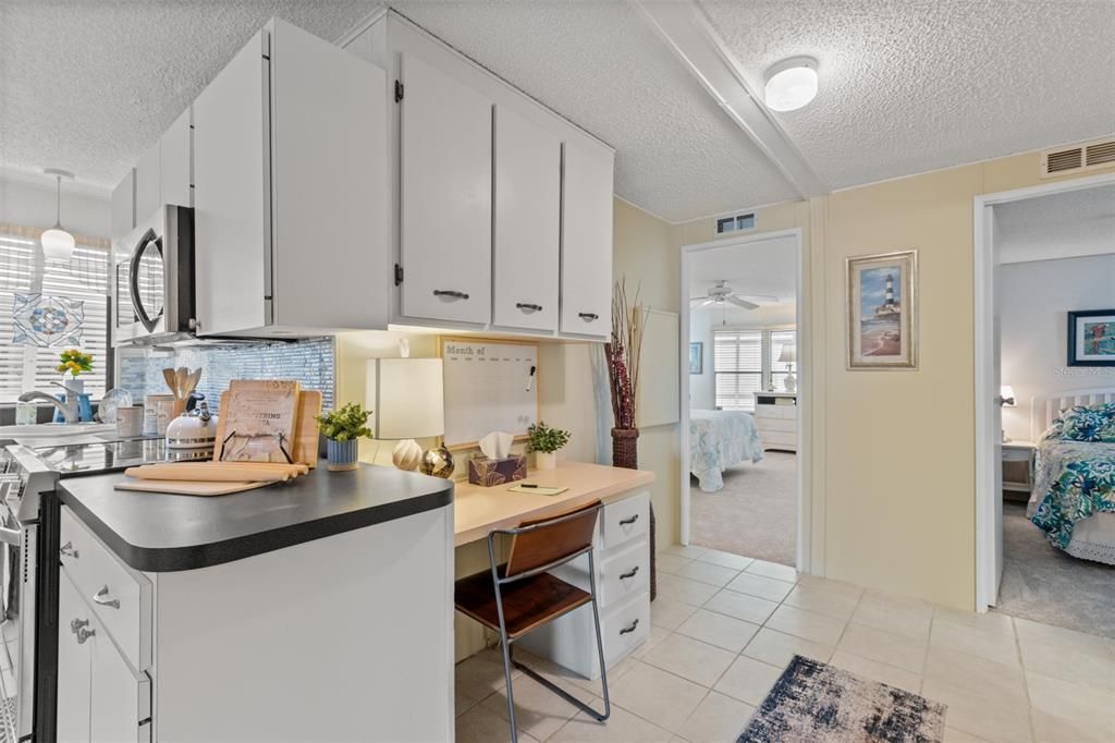 合同活跃: $229,900 (2 贝兹, 2 浴室, 1274 平方英尺)