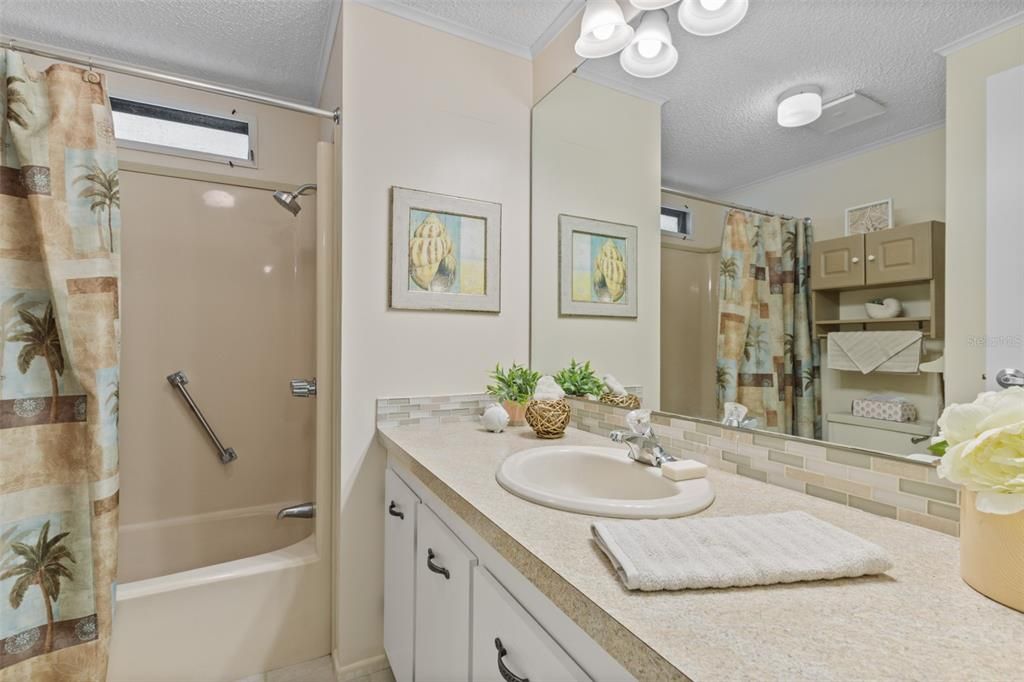 合同活跃: $229,900 (2 贝兹, 2 浴室, 1274 平方英尺)