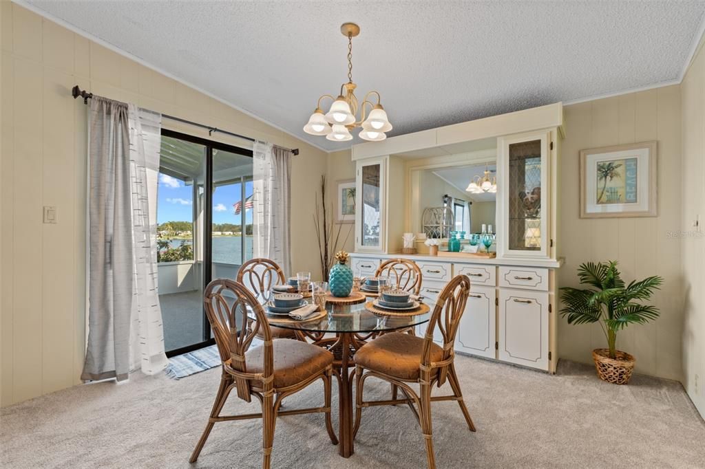 合同活跃: $229,900 (2 贝兹, 2 浴室, 1274 平方英尺)