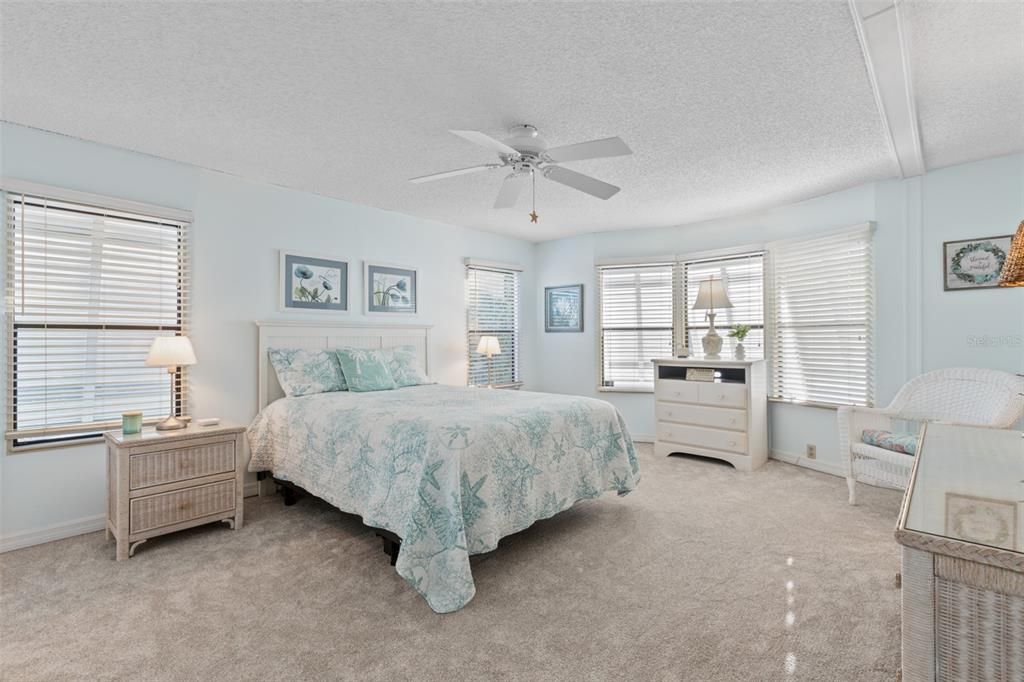 合同活跃: $229,900 (2 贝兹, 2 浴室, 1274 平方英尺)